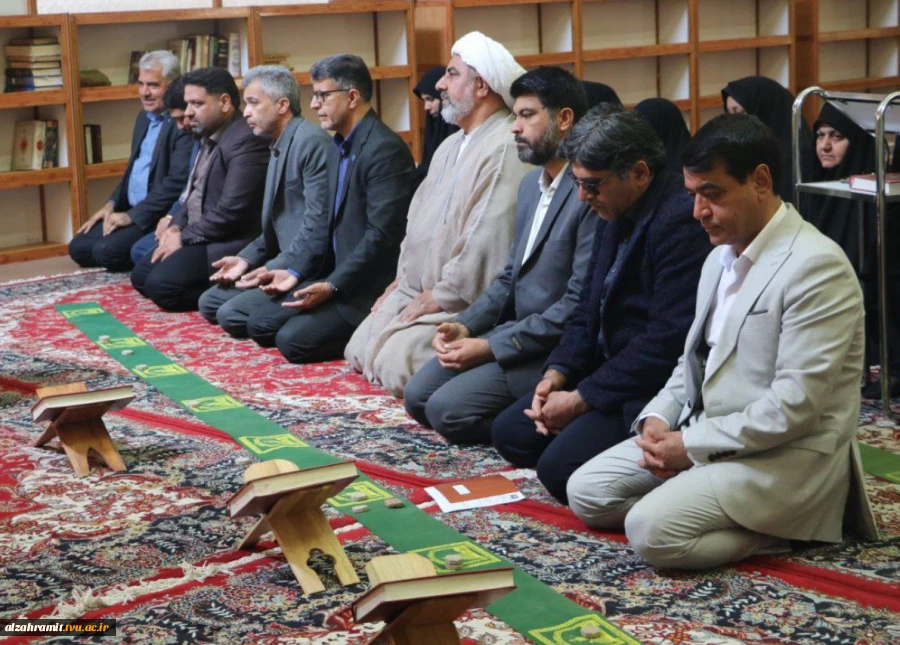 برگزاری نماز جماعت باحضور جناب آقای دکتر احمدی ریاست استان و هیات همراه در آموزشکده الزهرا (س)مشهد.
 3