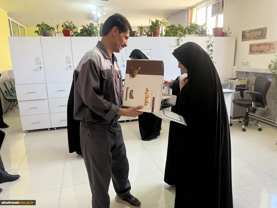 تکریم تلاش و تعهد؛ حضور رئیس آموزشکده در جمع کارکنان به مناسبت گرامیداشت روز کارمند
 5