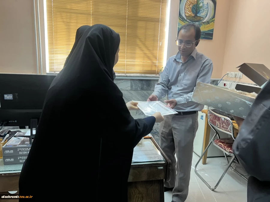 تکریم تلاش و تعهد؛ حضور رئیس آموزشکده در جمع کارکنان به مناسبت گرامیداشت روز کارمند
 8